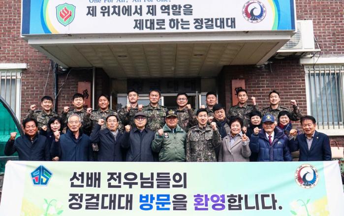 육군31보병사단 정걸대대가 10일 개최한 보훈단체 초청행사에서 장병들이 선배 전우들과 기념촬영을 하고 있다. 부대 제공
