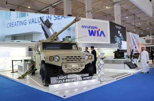 현대위아가 선보인 소형 전술차량 탑재 '경량화 105㎜ 자주포'. 현대위아 제공
