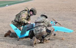 공군8전투비행단 정보분석조 장병들이 10일 실시한 교육 중 무인기 추락 상황을 가정해 실습하고 있다. 부대 제공