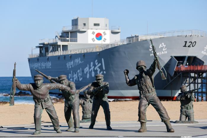 경북 포항시와 맞닿아 있는 영덕군 장사리에 건립된 장사상륙작전 전승기념관. 돌격하는 학도병 동상 뒤로 작전 당시 이들이 탑승했던 상륙함(LST) 문산호를 본떠 만든 기념관이 보인다.