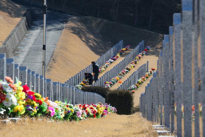 국립영천호국원 묘역을 물들이고 있는 추모 화환들.