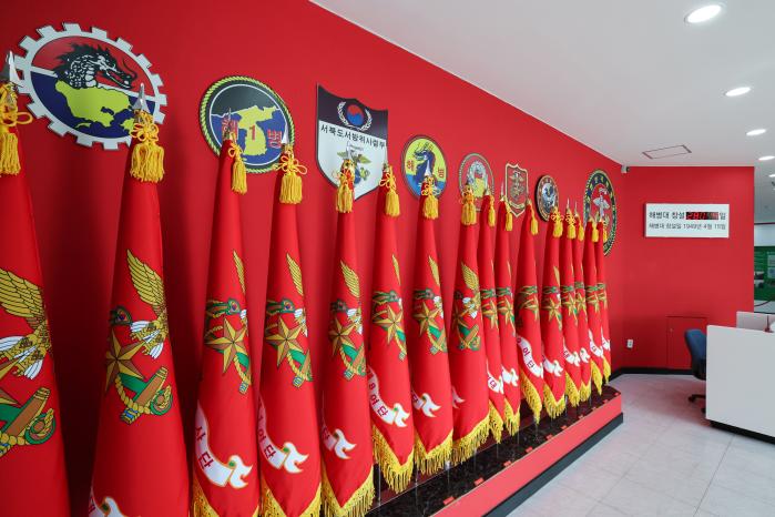 해병대 포항역사관에 전시된 부대기들.