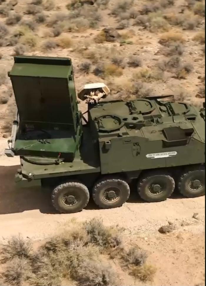 에피루스의 고출력 마이크로파 무기 레오니다스체계를 탑재한 전술차량이 기동하고 있다. 출처=에피루스 공식 홈페이지