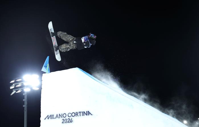 유승은이 10일(한국시간) 이탈리아 리비뇨 스노파크에서 열린 2026 밀라노·코르티나담페초 동계올림픽 스노보드 여자 빅에어 결선에서 묘기를 펼치고 있다. 연합뉴스