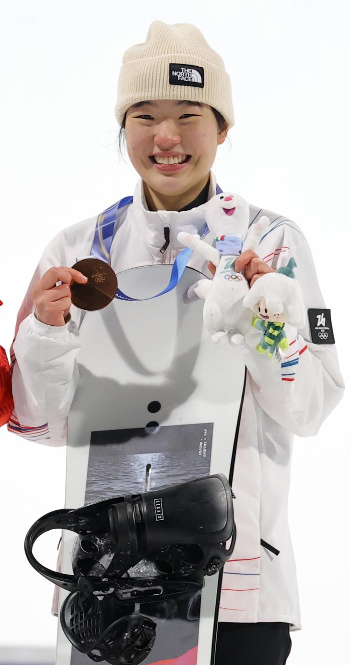 유승은이 동메달을 들고 환하게 웃고 있다. 연합뉴스