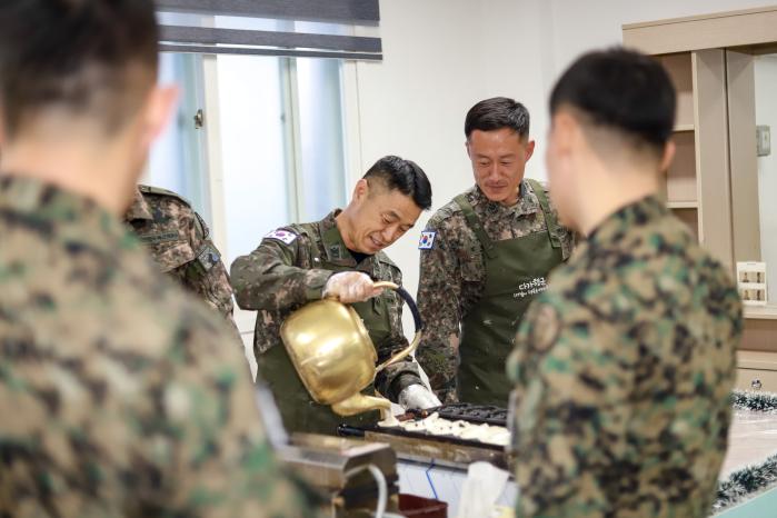 육군부사관학교 최고급리더과정에서 교육 중인 홍원호 원사가 양성과정 후보생을 위한 붕어빵을 만들고 있다. 부대 제공