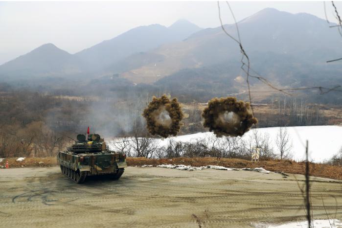 육군11기동사단 사자여단 소속 K21 보병전투장갑차가 혹한기 훈련의 하나로 열린 자격인증 사격에서 연막차장을 하고 있다. 부대 제공
