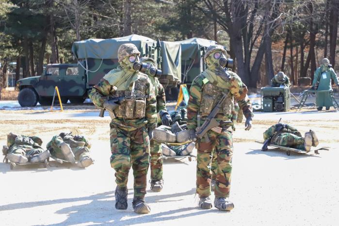 육군66보병사단 장병들이 혹한기 훈련과 연계한 대량 사상자 관리 훈련에서 들것을 이용해 단순 오염자를 후송하고 있다. 부대 제공