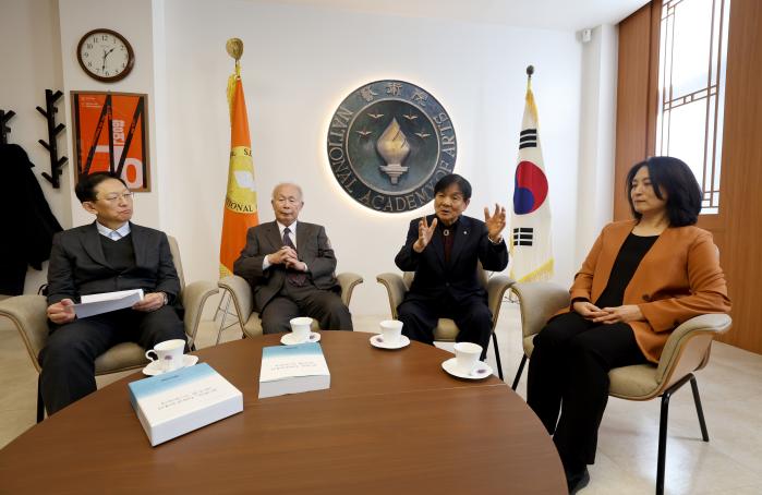 2011년 발족 이후 해군에 문학이라는 언어를 불어넣어 민·군을 잇는 가교 역할을 해 온 NAVY 문인클럽이 11일 창립 15주년을 맞았다. 지난 3일 서울 서초구 대한민국예술원에서 국방일보와 인터뷰하는 이승하·오세영·이근배 시인과 고은주 소설가(왼쪽부터).