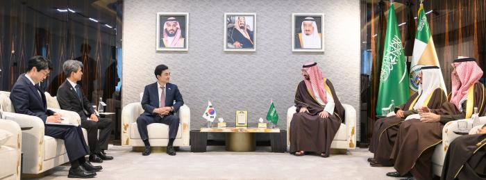 사우디아라비아를 공식 방문 중인 안규백(왼쪽 셋째) 국방부 장관이 9일(현지시간) 압둘라 빈 반다르 알 사우드(오른쪽 셋째) 사우디 국가방위장관과 국방협력 강화방안을 논의하고 있다.