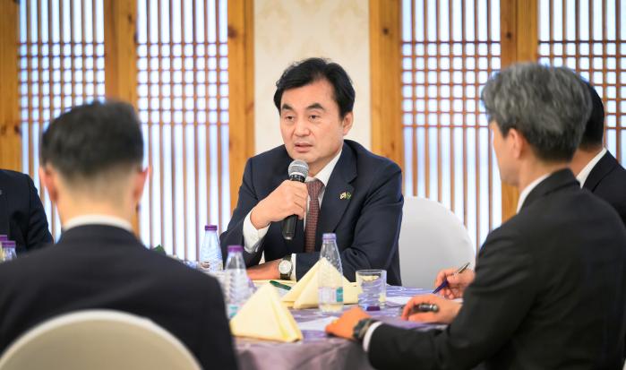 안규백 장관이 ‘WDS 2026’에 참가한 우리 방산 중소기업 관계자들과의 간담회에서 발언하고 있다.