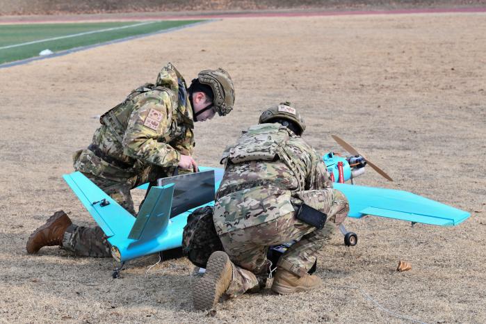 공군8전투비행단 정보분석조 장병들이 10일 실시한 교육 중 무인기 추락 상황을 가정해 실습하고 있다. 부대 제공