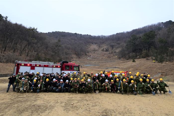 해군특수전전단 장병들이 10일 자동화사격장에서 진해기지사령부 화생방지원대와 함께 실시한 산불 대응훈련을 마친 뒤 파이팅을 외치고 있다. 부대 제공
