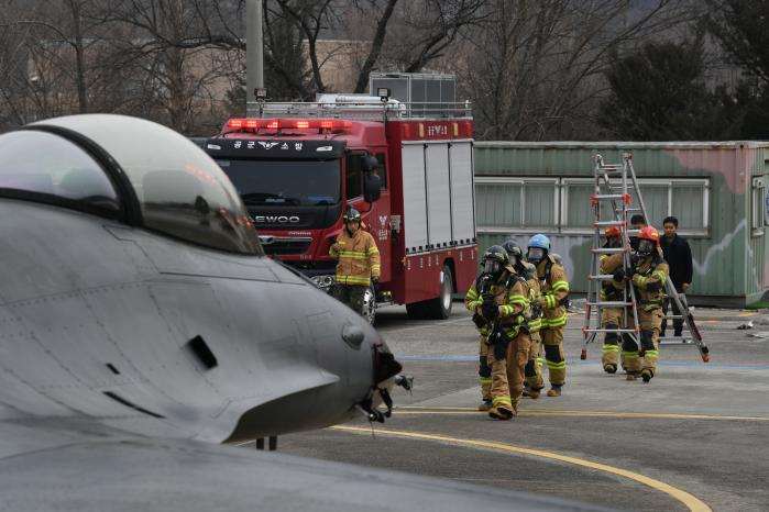 공군17전투비행단이 10일 주기장에서 실시한 항공기 소방구조훈련에서 소방구조중대 장병들이 항공기를 향해 살수 준비를 하고 있다. 사진 제공=전용태 원사
