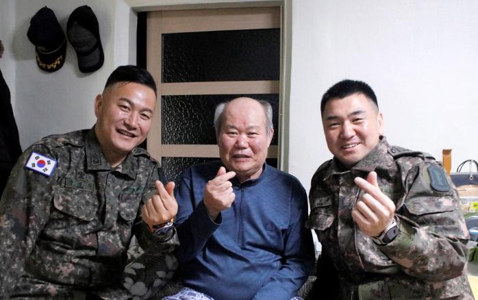 육군22보병사단 부사관단이 베트남전쟁 참전용사 가정에 방문해 위문품을 전달한 뒤 기념사진을 찍고 있다. 부대 제공
