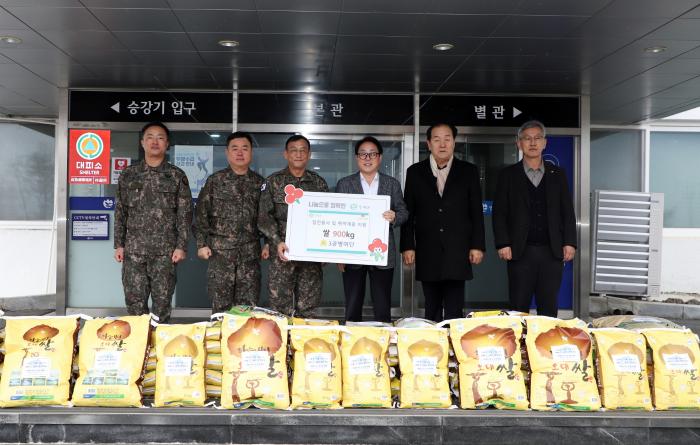 서필석(왼쪽 둘째) 3공병여단장이 쌀 900㎏를 강원 인제군청에 기탁하고 있다. 부대 제공