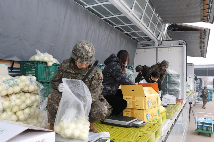 육군1군수지원여단 군수지원 훈련에서 장병·군무원이 부식을 전투부대별로 소분하고 있다. 부대 제공