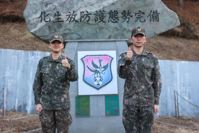 교통사고 현장에서 위험에 처한 시민을 구한 국군화생방사 신명식·김수환 대위(왼쪽부터). 사진 제공=이승빈 중사