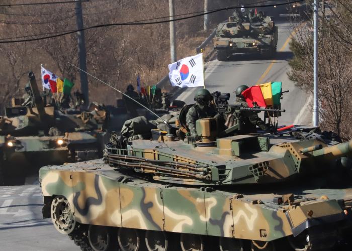 육군3기갑여단 K1E1 전차가 혹한기 전술훈련의 하나로 장거리 기동훈련을 하고 있다. 부대 제공