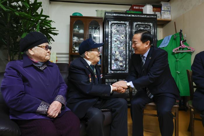 이두희(오른쪽) 국방부 차관이 11일 서울 용산구에 거주하는 6·25 참전유공자 김학곤 옹의 자택을 방문해 위문하고 있다. 이 차관은 이날 국방부 본부 직원들이 모금한 위문금과 선물을 전달하고 국가에 대한 헌신에 존경을 표했다. 이경원 기자