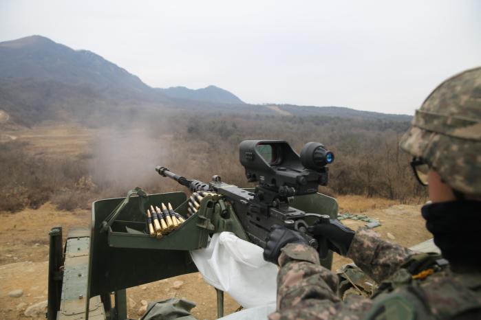 육군7포병여단 장병들이 10일 양평 종합훈련장에서 공용화기 사격훈련을 하고 있다. 부대 제공