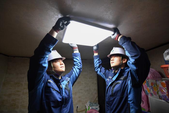 해군군수사령부 정비창 정비요원들이 11일 창원시 진해구 일대 가정을 방문해 노후 전등을 교체하고 있다.