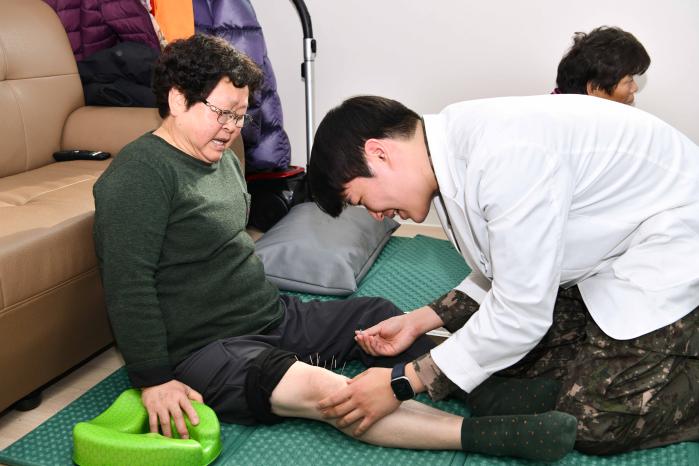 공군8전투비행단 군의관이 민·군 상생활동에서 의료지원을 하고 있다.