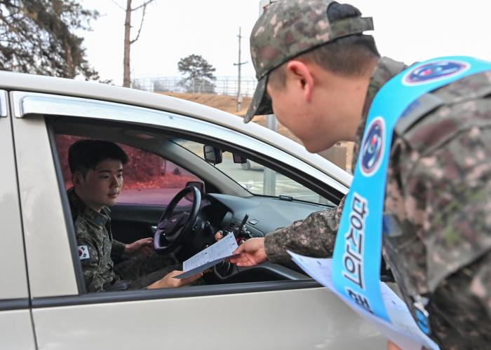공군19전투비행단 부대원들이 사고 예방 캠페인을 하고 있다.