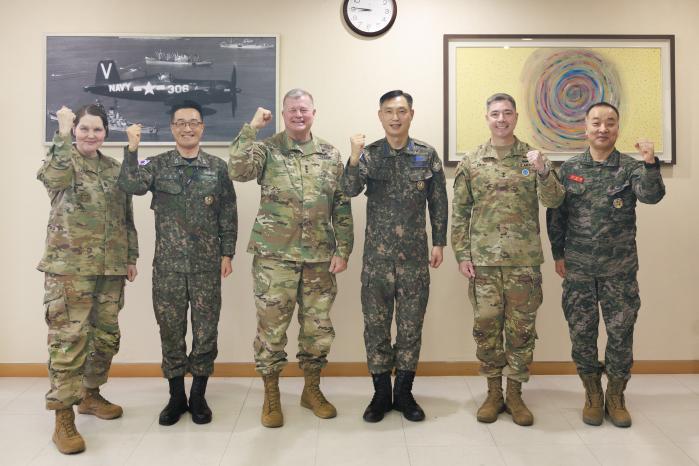 11일 구상모(오른쪽 셋째) 합참 군사지원본부장과 마크 시멀리(왼쪽 셋째) 미 국방군수국장 등 양측 관계관들이 파이팅을 다지고 있다. 합참 제공
