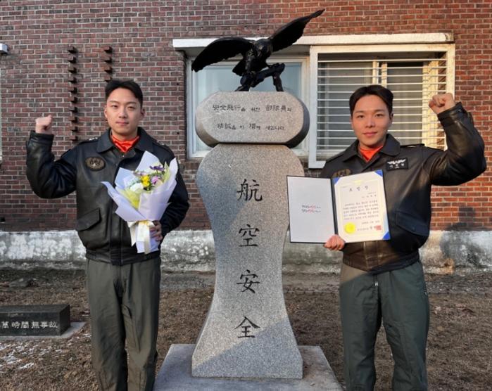 부대 인근 건물에서 발생한 화재를 진압한 육군특수전사령부 특수작전항공단 이학현(오른쪽) 대위와 김민서 중위. 부대 제공