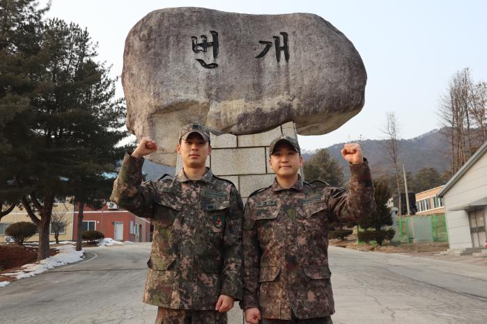 위병소 경계작전 중 인명사고를 방지한 육군수도기계화보병사단 번개여단 김록영(오른쪽) 중사와 황수빈 병장. 부대 제공