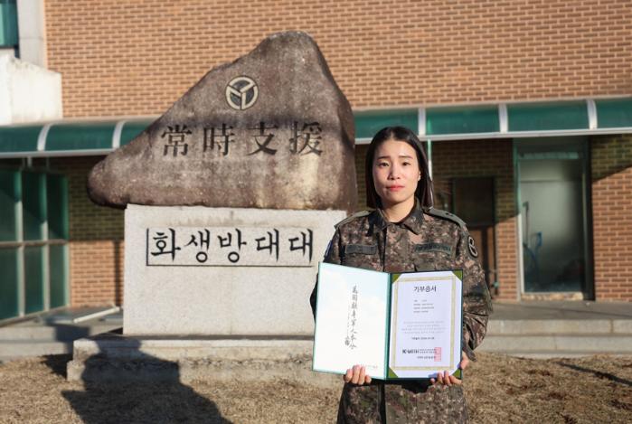 소아암 환자를 위해 40㎝ 모발을 기부한 육군37보병사단 화생방대대 이다은 중위(진). 부대 제공