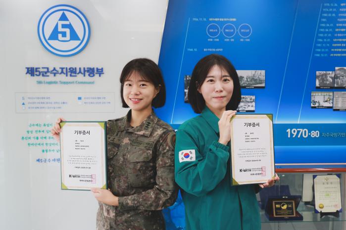 소아암 환자를 위해 모발을 기부한 육군5군수지원사령부 최송이(왼쪽) 대위와 황다영 군무주무관. 부대 제공