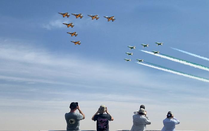 우리 공군 '블랙이글스'와 사우디아라비아 공군 '사우디 호크스' 편대가 11일(현지시간) 사우디 리야드에서 진행 중인 '세계방위산업전시회(WDS) 2026' 행사장 상공을 가로지르며 우정비행하고 있다