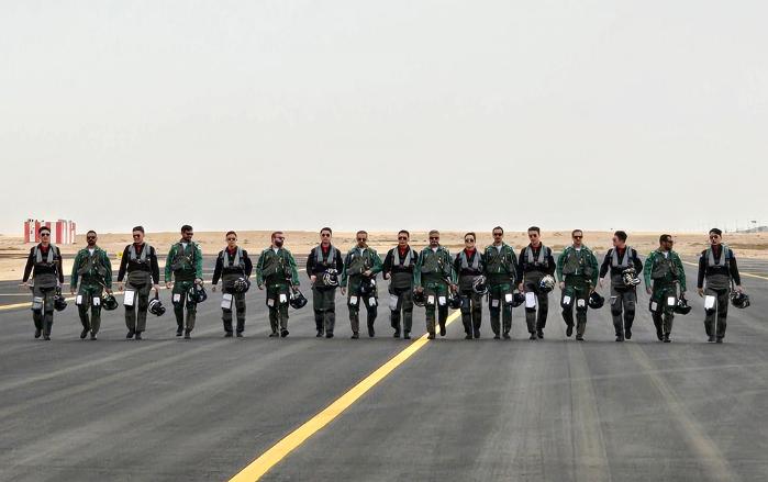 한국과 사우디 특수비행팀 조종사들이 활주로를 함께 걷고 있다.