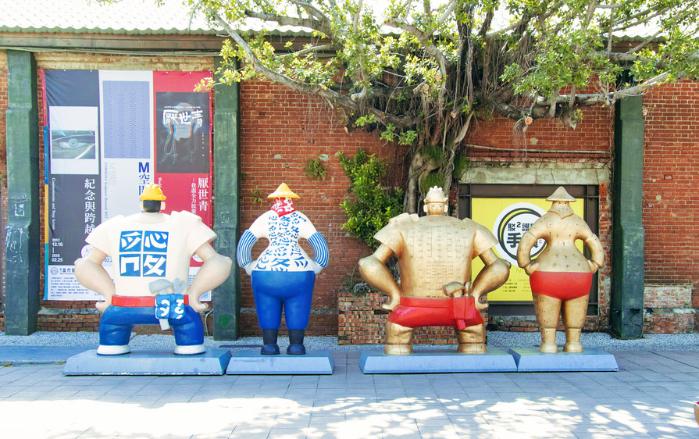 가오슝 항만의 옛 창고를 문화예술공간으로 재생한 보얼예술특구의 설치작품.