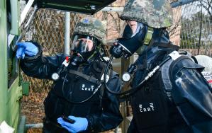 공군15특수임무비행단이 11일 실시한 생물독소감시기 경보대응 훈련에서 화생방지원대 요원들이 생물독소감시기 모니터로 생물학작용제의 농도를 확인하고 있다. 사진 제공=곽한빛 하사