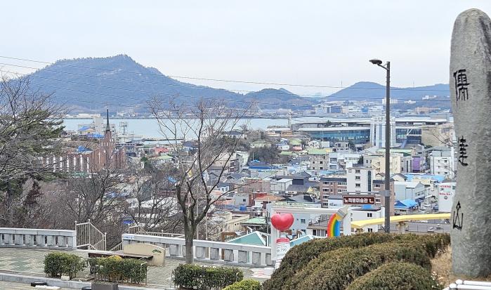 유달산서 내려다본 삼학도와 목포항 근대화 거리. 사진=필자제공