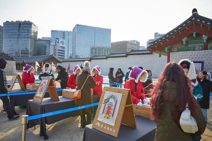 지난해 설날에 열린 세화 나눔행사 모습. 사진=국가유산청