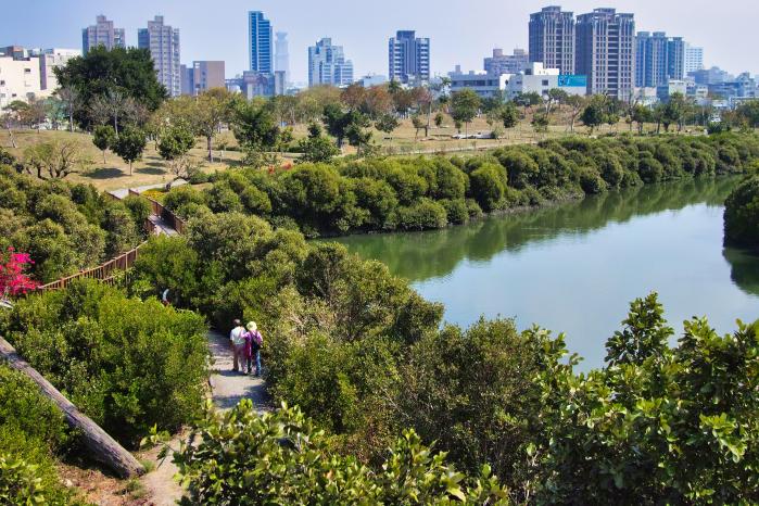 과거 산업화로 훼손된 강변을 생태 복원해 시민 휴식공간으로 재탄생한 가오슝 중두습지공원.
