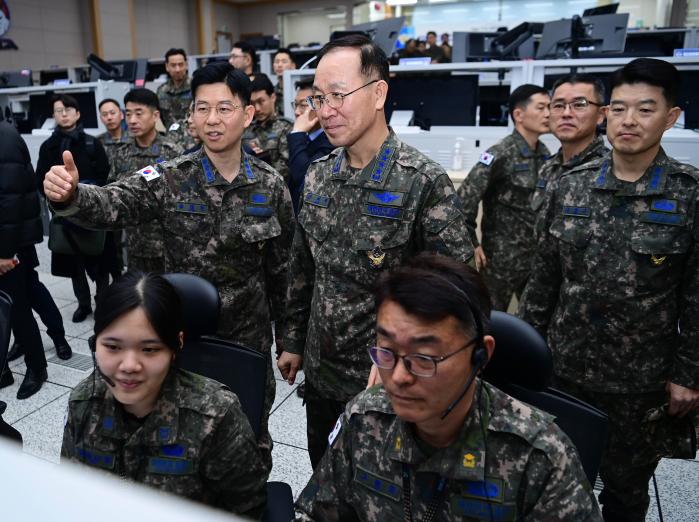손석락(뒷줄 가운데) 공군참모총장이 12일 대구기지에서 열린 제2중앙방공통제소(MCRC) 성능개량체계 전력화 행사에서 강화된 감시체계의 성능을 보고 받고 있다. 공군 제공