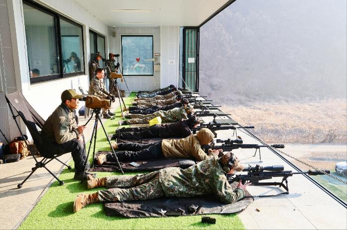 육군37보병사단 및 경찰특공대 저격수들이 충용 공용화기 사격장 내 저격수 타워에서 사격훈련을 하고 있다. 부대 제공