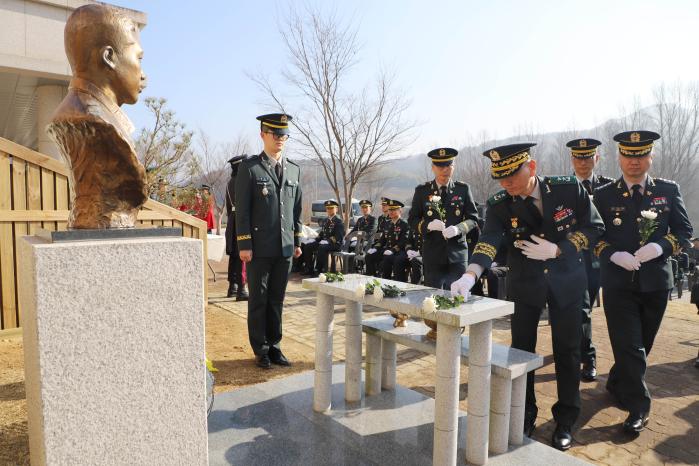 12일 육군35보병사단에서 열린 고 김범수 대위 22주기 추모식에서 김광석 사단장이 헌화하고 있다. 부대 제공