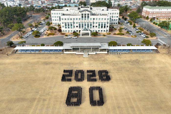 해군교육사령부 창설 80주년을 기념해 해군병 721기, 부사관 290기 장병들이 ‘2026’ ‘80’ 숫자를 만들어 보이고 있다.