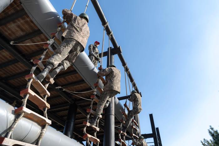 해군병들이 해군특성화훈련 수직사다리 오르기를 하고 있다.