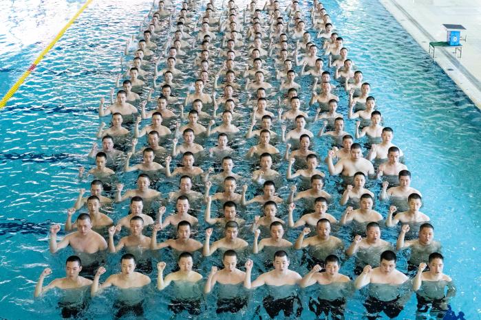 해군병들이 전투수영훈련 중 대열을 맞춰 군가를 부르고 있다.