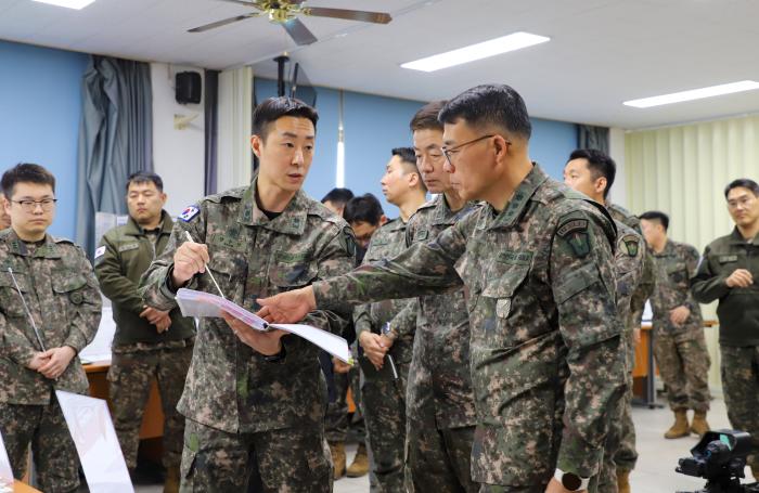12일 육군보병학교에서 열린 2026년 신임장교 지휘참모과정 교육준비 계획보고 및 토의에서 서일권(앞줄 맨 오른쪽) 학교장이 준비 상황을 점검하고 있다. 사진 제공=박원종 군무전문경력관