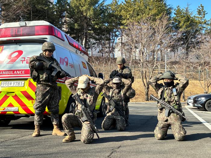 12일 육군39보병사단 독수리여단 내 작전지역에서 펼쳐진 중요시설 방호훈련 중 통영·고성대대 장병들이 시설경비대, 경찰과 함께 침투한 적을 제압하고 있다. 부대 제공