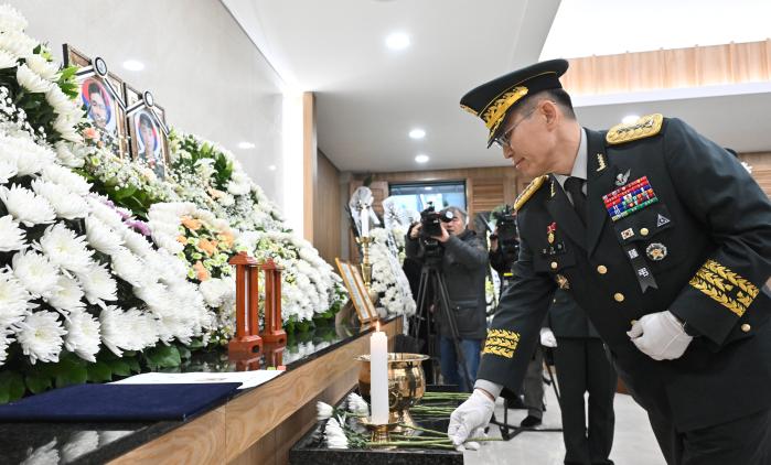 12일 국군수도병원에서 엄수된 육군 순직 헬기 조종사 고(故) 정상근·장희성 준위 영결식에서 김규하 참모총장이 헌화하고 있다. 연합뉴스