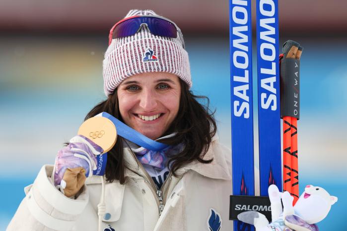 바이애슬론 여자 15㎞에서 우승한 쥘리아 시몽이금메달을 들고 웃고 있다. 신화·연합뉴스